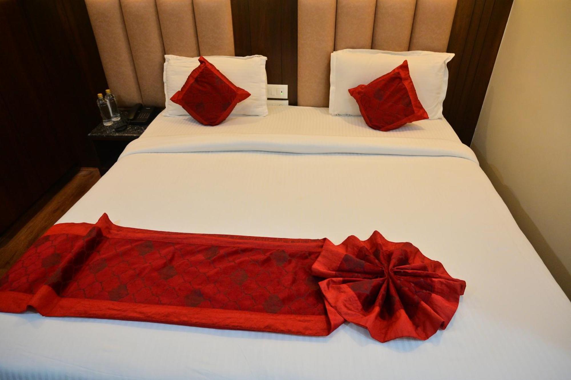 Hotel Golden Riviera Mysore Exterior photo