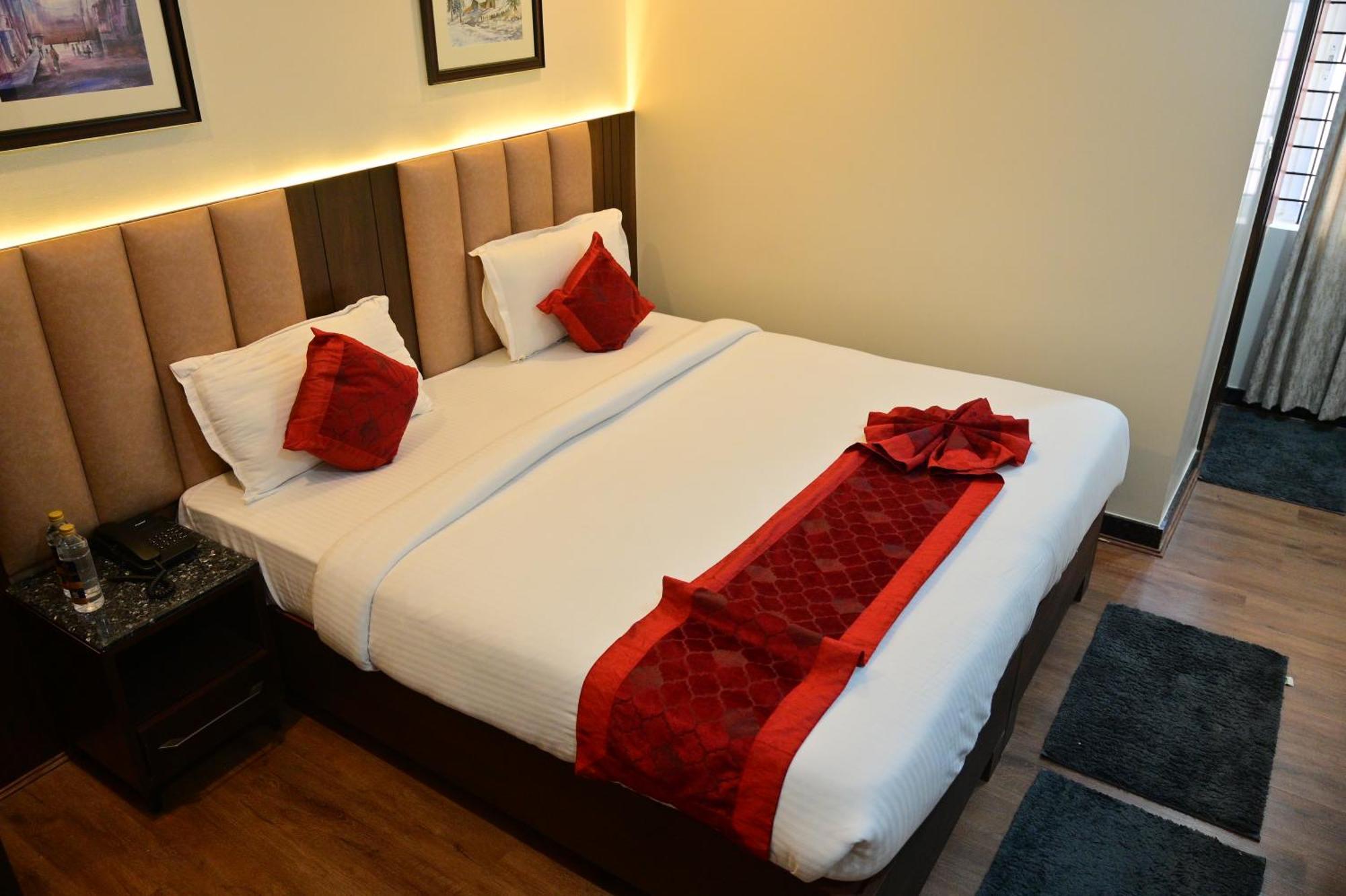 Hotel Golden Riviera Mysore Exterior photo