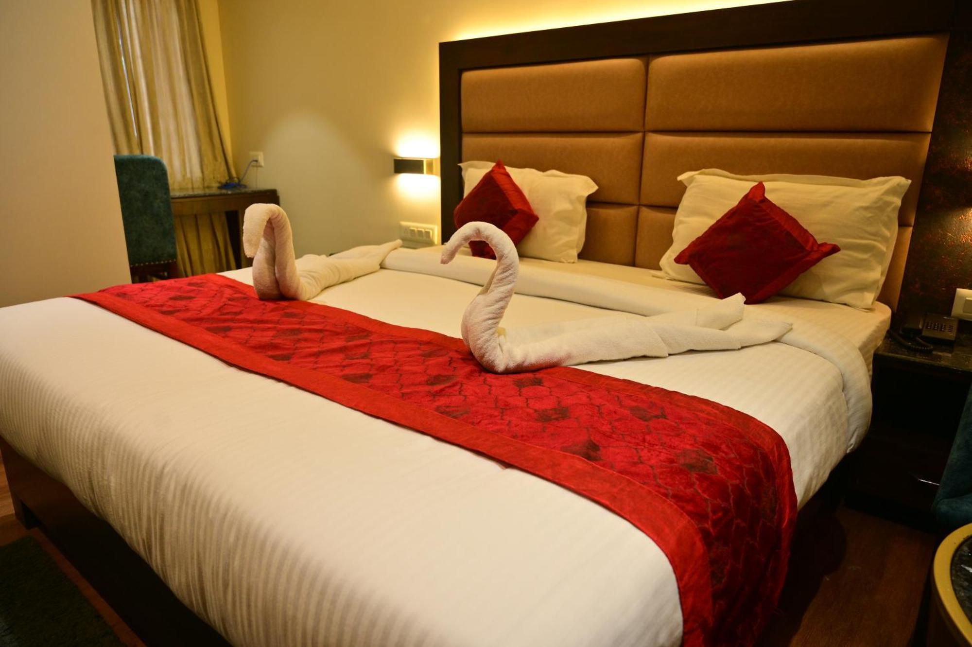 Hotel Golden Riviera Mysore Exterior photo