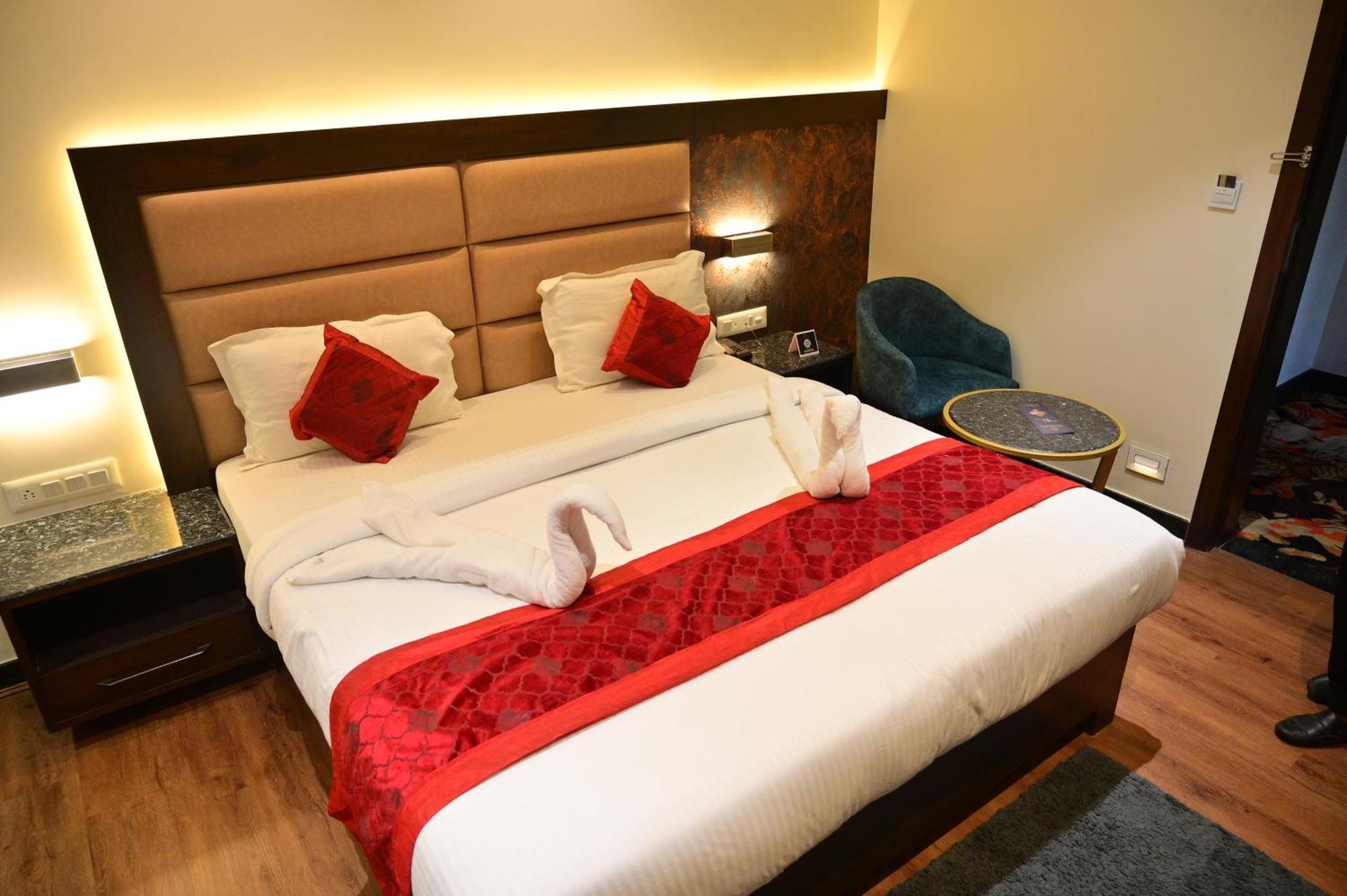 Hotel Golden Riviera Mysore Exterior photo